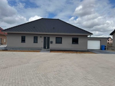 Lichtdurchfluteter Neubau-Bungalow mit Garten, Smart Home & Wohlfühlatmosphäre in Osloß