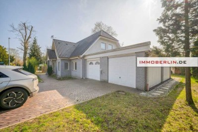 IMMOBERLIN.DE - Schmuckes Haus mit Südterrassen & Garagen in ländlicher Lage