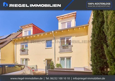 Sie hier? Wir auch! Stilvolle Dachgeschosswohnung mit Aufzug, Balkon und mit zwei Bädern