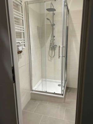 Frisch saniert; ideal für Senioren - barrierearme Wohnung mit Dusche