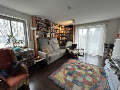 Helle, gut geschnittene, vermietete  1- Zimmerwohnung mit Balkon und separater Küche inkl. EBK.