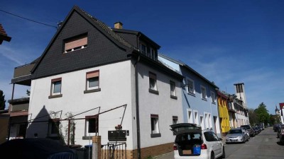 Dreifamilienhaus mit Garten und Garagen