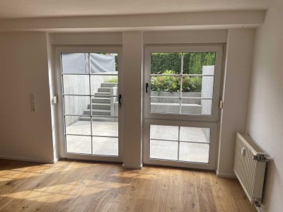 Helle ruhige 1 Zimmer Souterrain Wohnung mit Terrasse und Garten