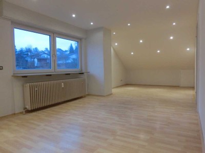 Helle 2,5 Zimmer Dachgeschosswohnung, renoviert mit Einbauküche!