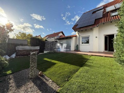 Exklusive Doppelhaushälfte: Modernes Wohnen mit Gartenoase in Feldrandlage!
