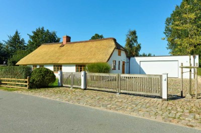 Modernes Wohnen unter Reet in Tating / Nähe St. Peter-Ording