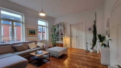 Großzügige helle Wohnung in denkmalgeschütztem Gründerzeithaus im Johannesviertel mit zwei Balkonen