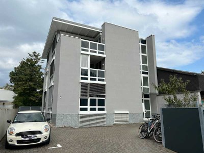 Reserviert: 3 Zimmer-Penthouse-Wohnung mit 2 Balkonen, EBK und Kfz-Stellplatz in Mainz-Oberstadt