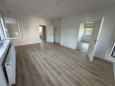 Renovierte 3 Raum-Wohnung mit Einbauküche + Vorratsraum