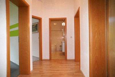 Stadtleben genießen – Ruhig wohnen: 3-Zimmer-Wohnung mit Balkon & Stellplatz