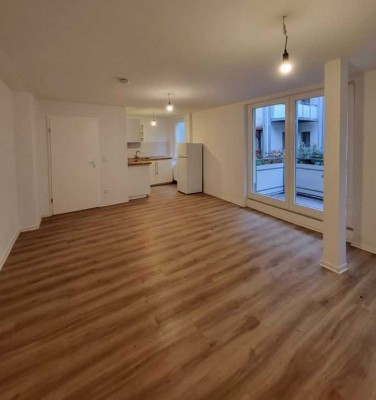 *Ruhige 2-Raumwohnung im Hinterhof *+ Tageslichtbad mit Wanne + Balkon + Einbauküche!