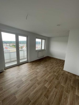 Weitblick garantiert. 3-Raum-Wohnung mit Badewanne, Balkon und Aufzug in Debschwitz zu vergeben.