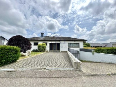 Freistehender Bungalow mit Schwimmbad und Garage