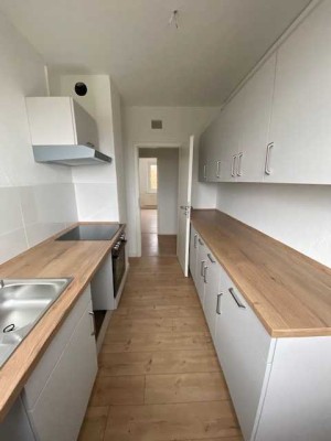 Zentrale 4 Zimmer mit Balkon und Einbauküche!!!