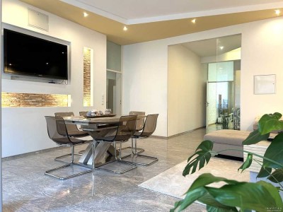 Geräumige 4-Zimmer-Wohnung mit stilvoller Architektur - Balkon und Stellplatz
