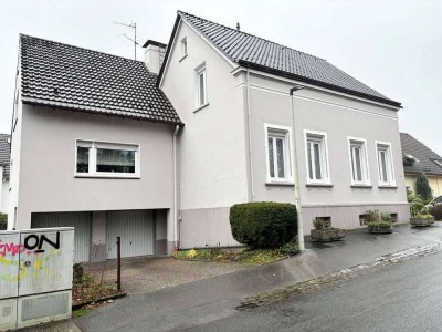Großzügiges Ein- bis Zweifamilienhaus mit Anbau, zwei Garagen und großem Grundstück