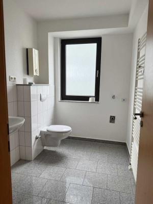 Wohnen direkt gegenüber dem Allee Center. 1,5 Raum Wohnung mit Balkon.