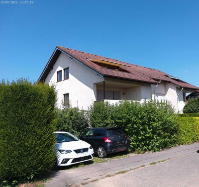 Schöne moderne 3- Zimmer Wohnung mit großem Balkon in unverbaubarer Ortsrandlage von Obereisesheim!