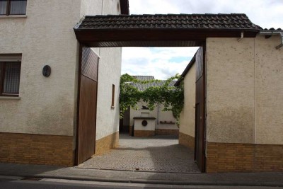 Platz für Ihre Ideen ! Großzügiges Anwesen mit Wohnhaus, Scheune und Bauplatz