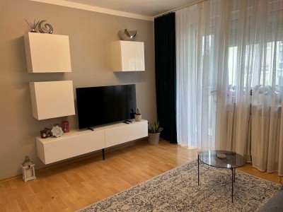 Vollständig renovierte und möblierte 2-Raum-Wohnung mit Balkon und Einbauküche in Frankfurt am Main