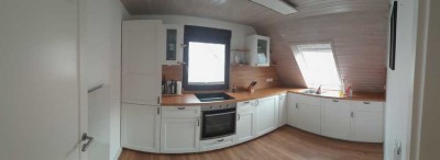 Geschmackvolle, neuwertige 3-Zimmer-Dachgeschosswohnung mit geh. Innenausstattung mit Balkon