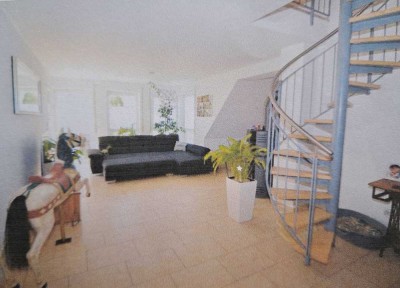 Helle, freundliche 5,5 Zimmer Wohnung in Wohlfühllage mit Studio im Dachgeschoss