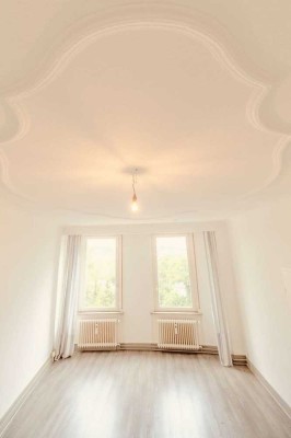 Etwas Besonderes!  Komplette Etage mit Altbau Flair, Balkon und schönem Blick in prächtiger Villa