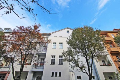 Kapitalanlage/vermietet: Tolle Altbauwohnung mit Südwestbalkon - dicht des Treptower Parks!