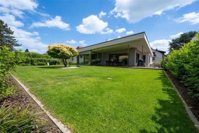 Kernsanierte Luxusvilla mit top Gartengrundstück in ruhiger Lage von Kronberg im Taunus
