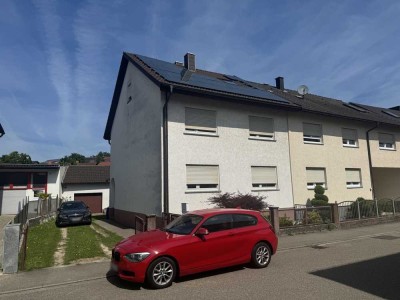 Gemütliche Doppelhaushälfte mit Garage und schönem Garten in Kraichtal-Unteröwisheim
