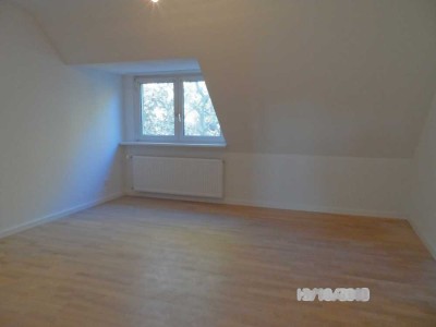 Schöne, modernisierte Dachgeschosswohnung, EBK,  Altbau, 2ZKB plus WC