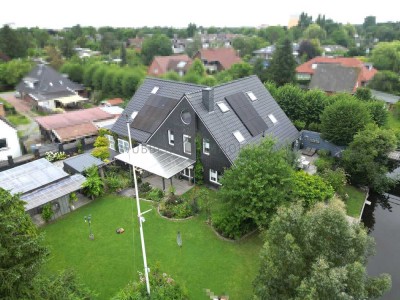 Exklusives Wohnen am Wasser: Einfamilienhaus in direkter Kanallage in Tholenswehr
