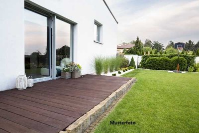 Einfamilienhaus mit Garagenanbau