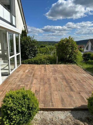 Für Gartenliebhaber: Traumhafte Wohnung mit Bergblick