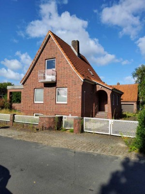 Rotklinkerhaus mit Garage auf großem Baugrundstück mit Ausbaupotential und Teilungsmöglichkeit, VHB