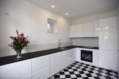 Bad Soden - moderne und helle 2,5 ZW mit EBK samt Terrasse, großem Abstellraum und Garage.