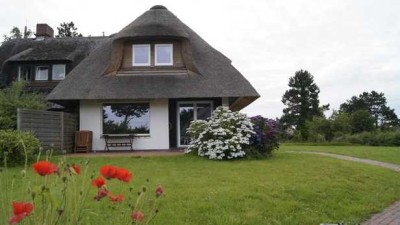 Doppelhaushälfte unter Reet in Nebel auf Amrum