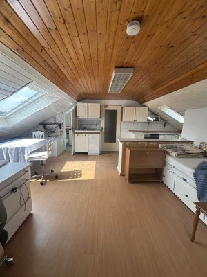 Möblierte 1 1/2-Zimmer-Wohnung im DG eines Mehrfamilienhauses in Lauffen
