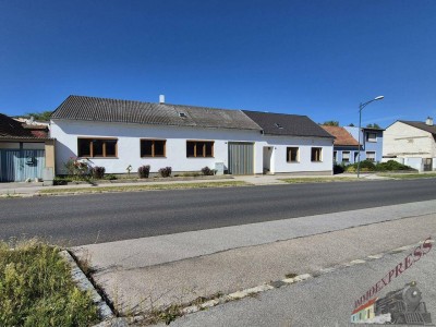 Geräumiges Zweifamilienhaus mit vielen Lagerflächen