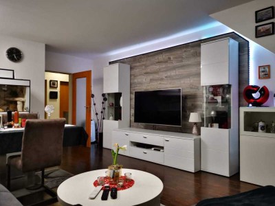 Stilvolle 3-Zimmer-Maisonette-Wohnung mit großem Dachstudio, Balkon und EBK in Königsbrunn-Süd