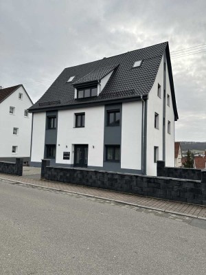 Moderne, helle Dachgeschosswohnung mit Einbauküche & Stellplatz – ideal für Singles