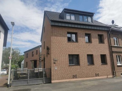 Geschmackvolle, voll möbilierte 2-Zimmer-Wohnung mit Balkon und EBK