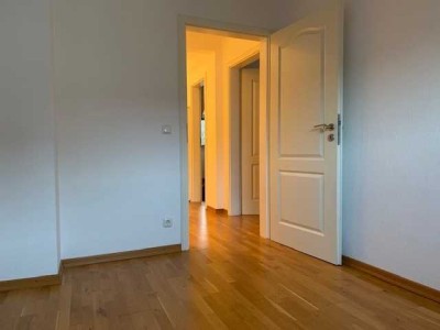 *... und das in Rüttenscheid: ca. 59m² | Parkett | EBK | Bad mit Fenster, Wanne u. Duschabtrennung *
