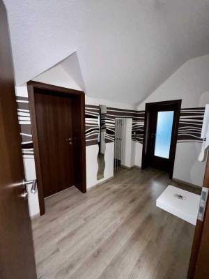 Moderne 2-Zimmer-Dachgeschosswohnung mit Einbauküche und Garten in Auerbach.