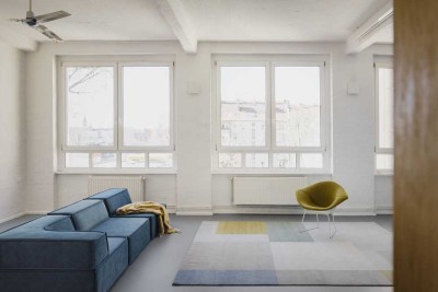 Stilvolles Loft mit großzügigem Lichteinfall und markanter Industriearchitektur im Richardkiez