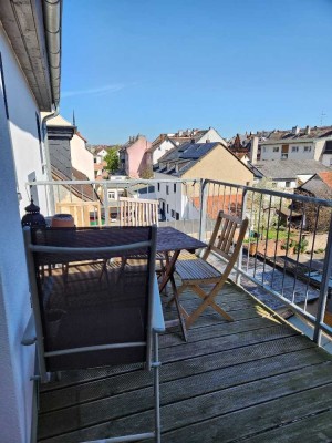 Frankfurt-Fechenheim - Lichtdurchflutete 3 Zi. Dachgeschoss-Whg., teilmöbliert mit Balkon