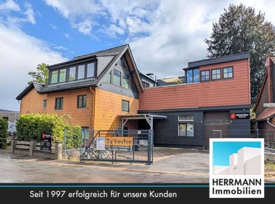Mehrfamilienhaus mit Halle, Garagen und Ausbaupotenzial