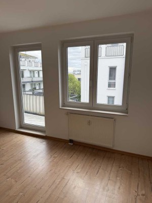 Erstbezug nach Sanierung: Helle 2-Zimmer-Wohnung im 3. OG in Wiesbaden