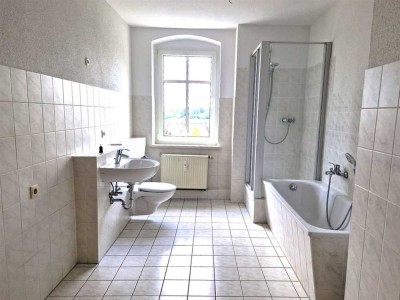 ***IHRE frisch renovierte, großzügige 3 Raum Wohnung erwartet SIE in ruhiger Lage mit Stellplatz***
