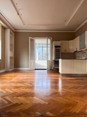 Großzügige, edle 4 Zimmer Wohnung in wunderbarer Altbauvilla